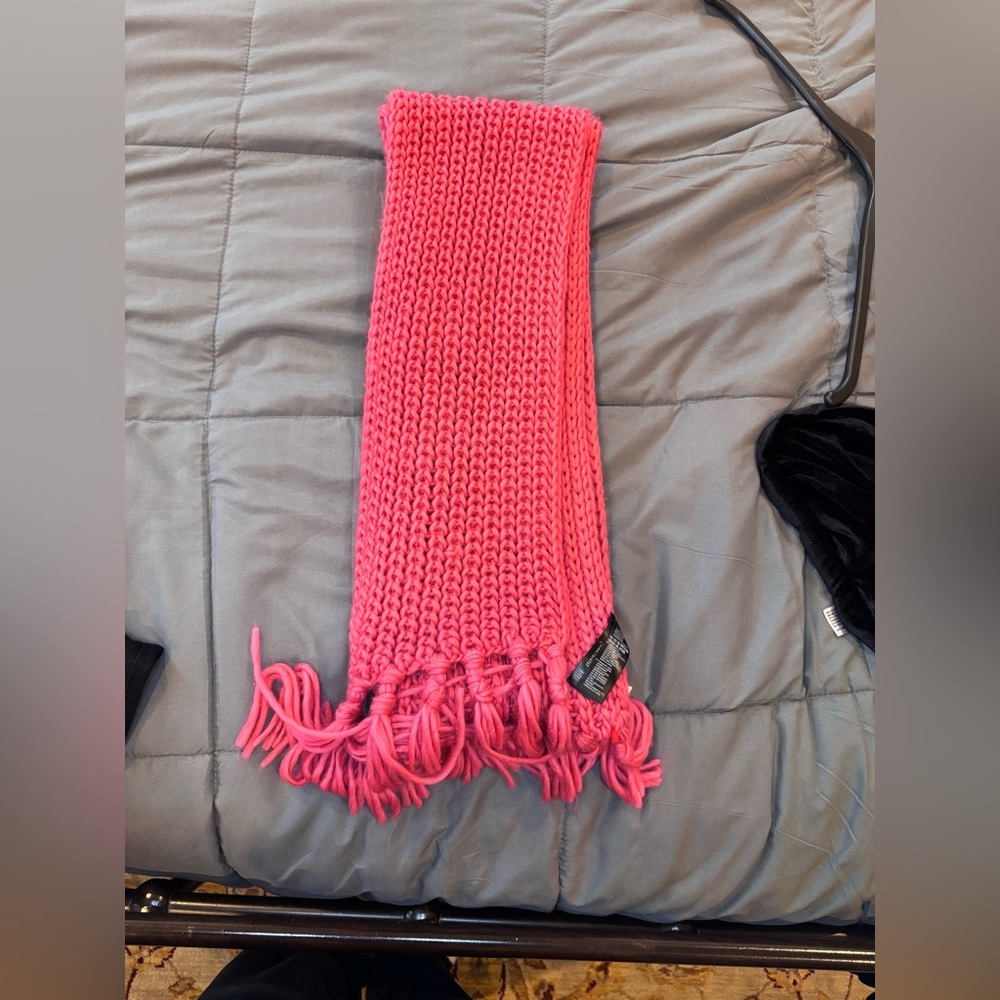 Coral Chunky Knit Fringe Scarf – One Size - Picture 2 of 3